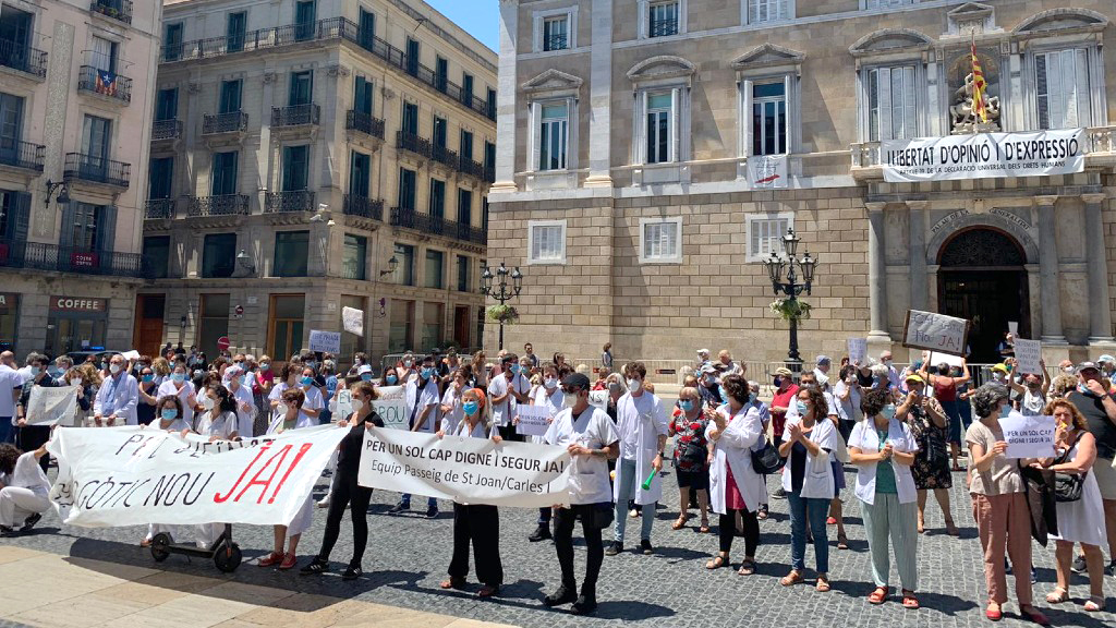FAVBcn's tweet photo. És indignant que les Administracions només es moguin quan la gent protesta. La falta d'espais per dignificar els CAP ve de lluny: ara calen mesures urgents per redreçar la situació. Comunicat de @FAVBcn 👇.
https://t.co/tZQVpWwPrB https://t.co/m3dIJY7Bw8
