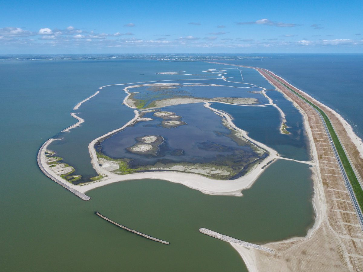 HWBP_nl's tweet photo. Hoera! Minister @CvNieuwenhuizen heeft vandaag de versterkte #Houtribdijk van @rijkswaterstaat opgeleverd. Omwonenden van het #IJsselmeergebied zijn de komende jaren beschermd tegen #hoogwater. Meer lezen? https://t.co/2TWHeyizaS #HWBP #dijkwerkers #samenvoorsterkedijken https://t.co/ABP8460jdB
