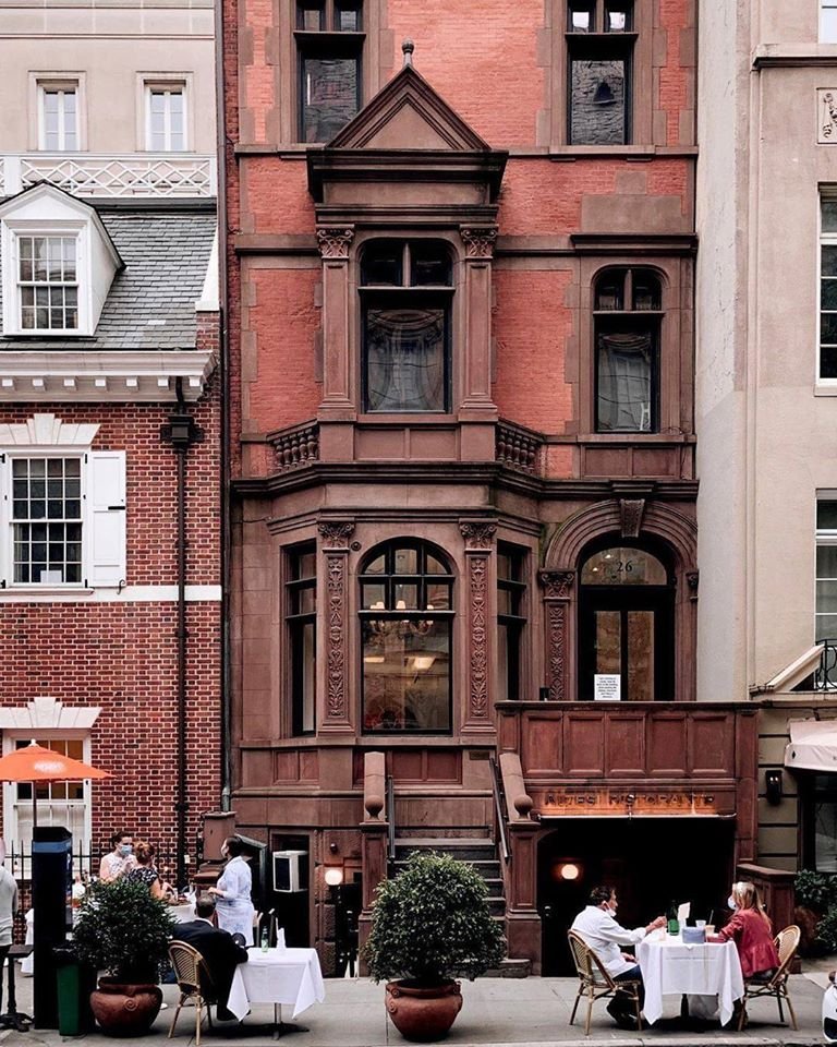 In NYC gaat vandaag de tweede fase van de road to reopening in. Wij zijn onwijs blij om te zien hoe de vijf boroughs stukje bij beetje weer open gaan.
De start van fase 2 betekent dat winkels, kapsalons en de terrassen van restaurants weer open mogen. - @nycgo @nycgo_press