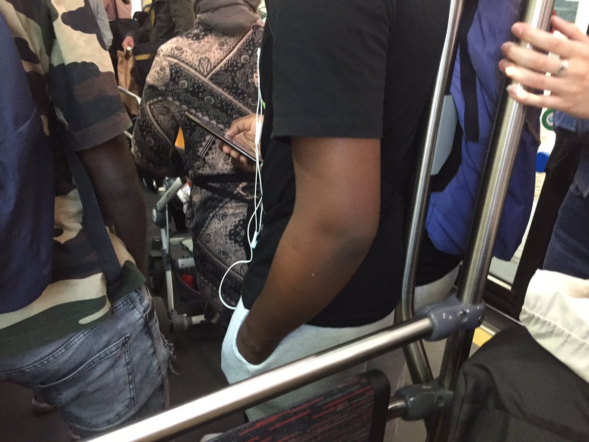 HappyUsBook's tweet photo. La distanciation sociale impossible dans le bus 🤷🏻‍♀️😩 Qu’est ce que ce sera en septembre? @ilevia_bus https://t.co/1uP95qrThm