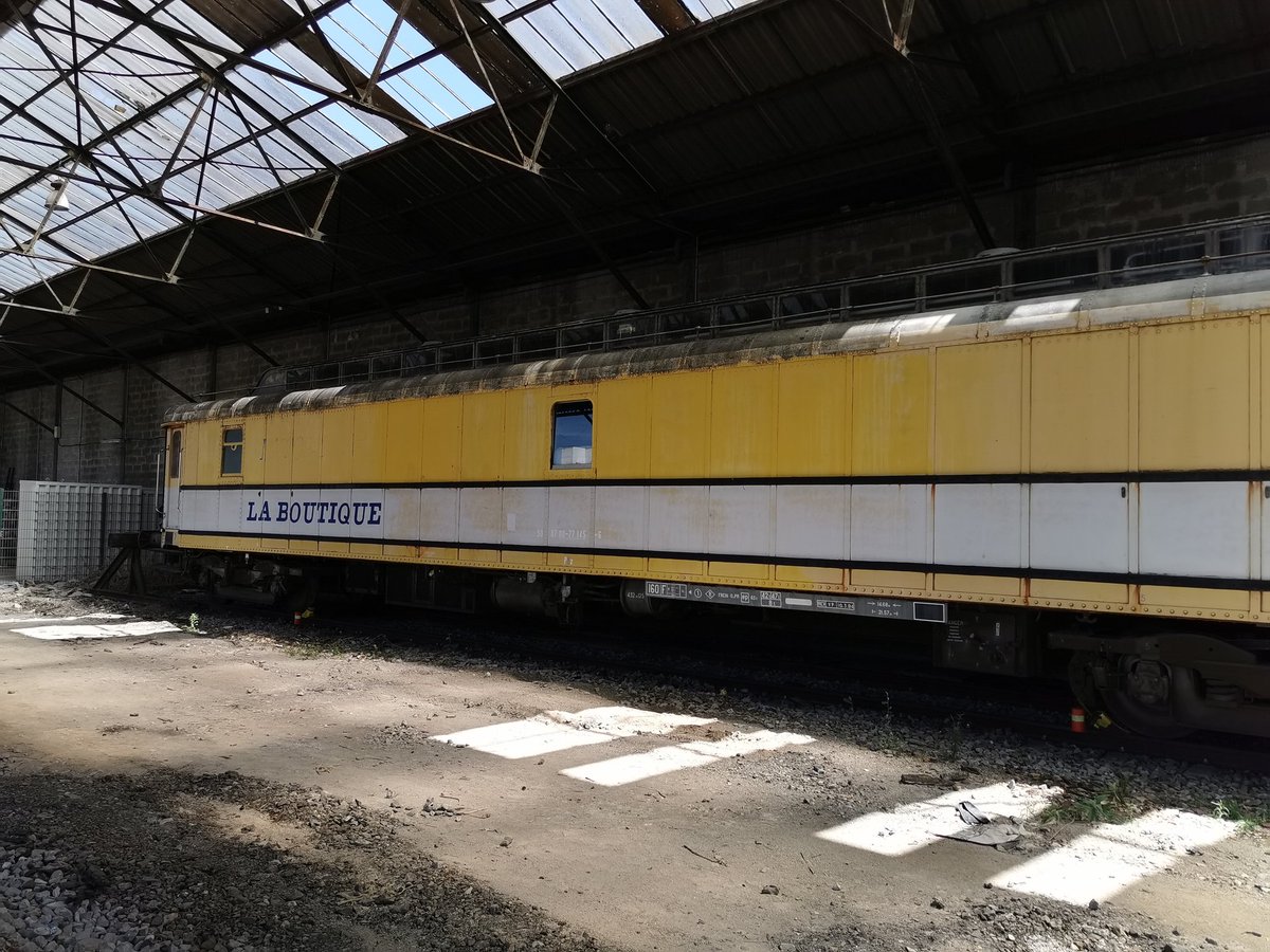 frdbat's tweet photo. Wagon "la poste" année 30...en préparation pour expo journée du patrimoine du 19 sept. Et pleins d'autres surprises 😁 https://t.co/hrQfNGQQbm