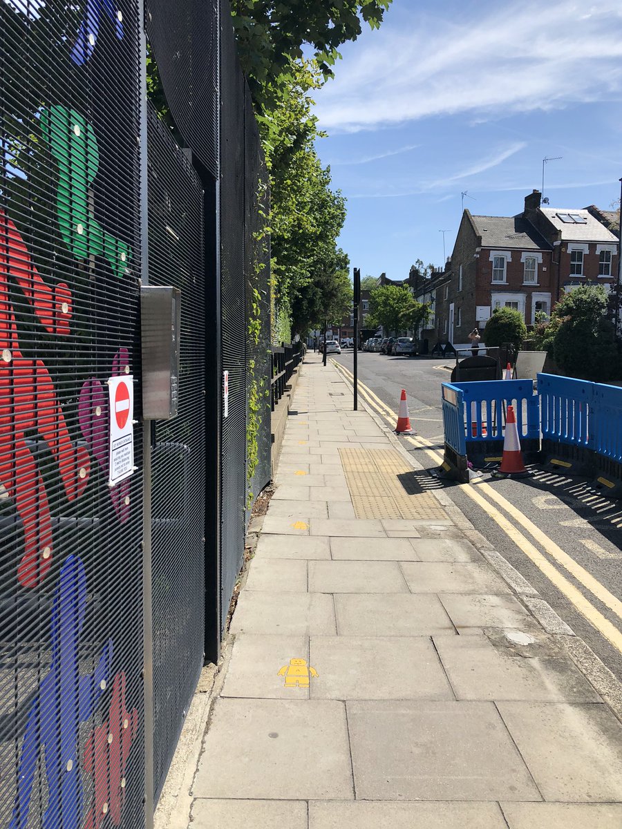 SueBrunningBM's tweet photo. Yellow figures stencilled onto widened pavements to help social distancing at the entrance to a North London primary school. @Viral_Archive #ViralShadows https://t.co/2y3miP1Lwx