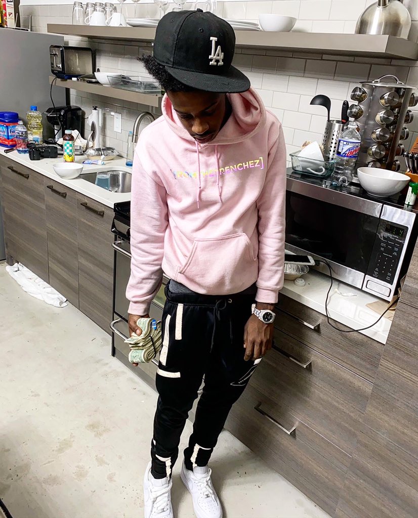PouringUpCrazy's tweet photo. Bitch I Got Grown Man Money Cant Be Acting Childish 💕😘🥶🙇🏽♂️ #1019gs☠️ #BandChasing💰🏃🏽♂️ https://t.co/LT34AfKQFM