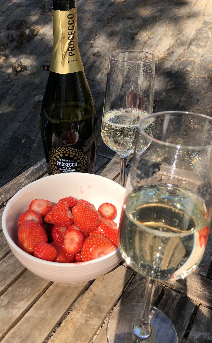 Onze jongste dochter riant geslaagd voor haar MBO 🎉🥂🍾In corona tijd haar HRM stage via thuis werken afgemaakt, haar scriptie presentatie via MS-teams gedaan en digitale examen voorbereiding. #Supertrots😊