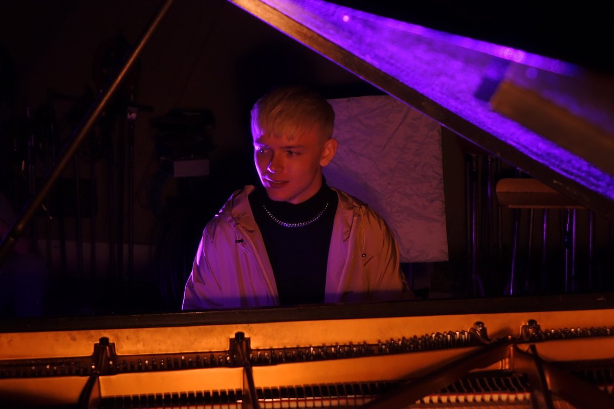 🔥 Rapper und Producer Samo the Devil mixt verrauchten Autotune-Rap mit psychodelischen Beats 😈 

Mehr aus den News:
bit.ly/samothedevil

#recordingstudio #studiolife #recordingtime #studiotime #recordingstudio #behindthescenes #trap #deutschrap #newcomer