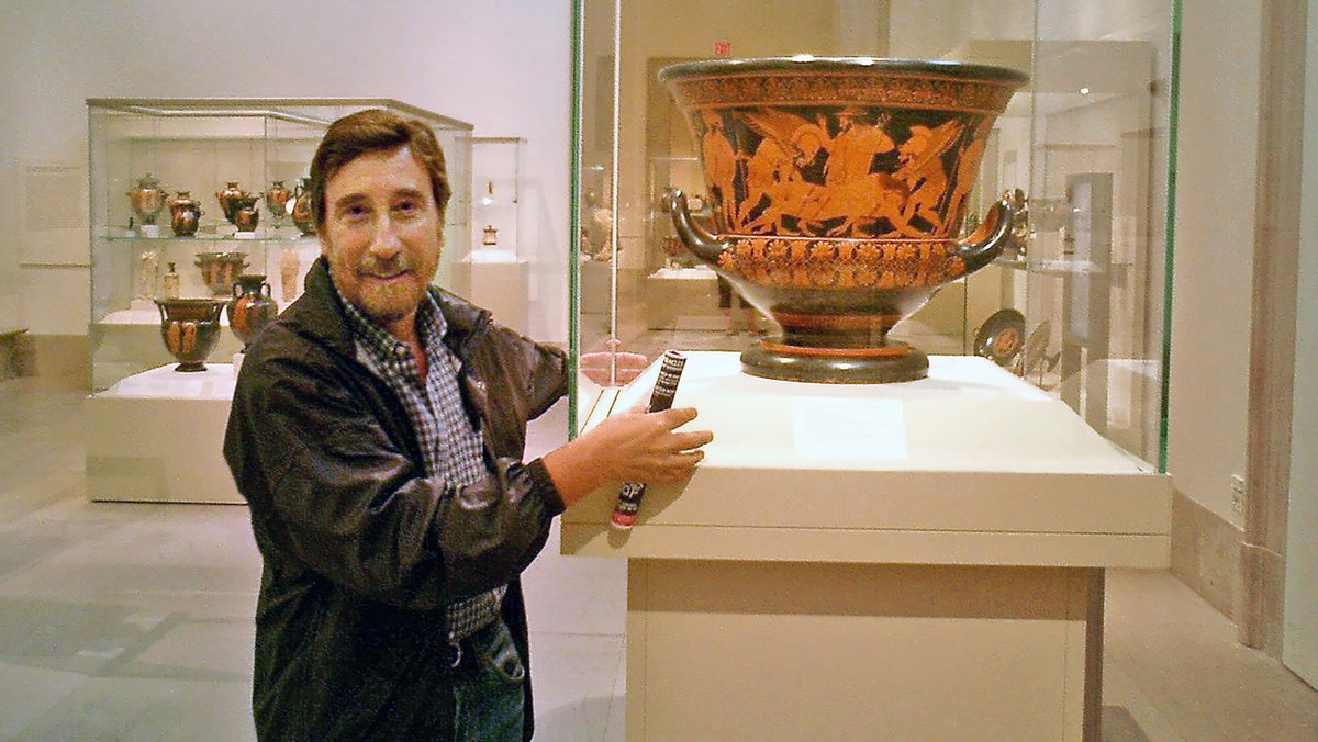 Mort de Paolo Giorgio Ferri, à l'âge de 72 ans. Chasseur d'antiquités volées, il a découvert des milliers d'antiquités volées, causé le démantèlement de réseaux multinationaux de pillages et de trafics. [Devant le cratère d'Euphronios, alors exposé au MET] nytimes.com/2020/06/20/art…