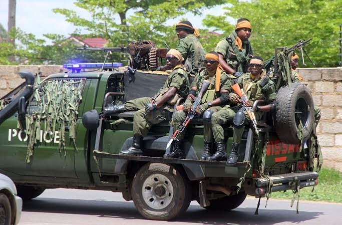 ELChabu's tweet photo. The work of the cops is not to be at war with protestors. Their jobs is to shield them and ensure that their protest is within the stipulated guidelines. We are not at war, put those guns down and listen to the people/youths. You are there to be of service  to the people#Zambia https://t.co/VV2YWV3M6w