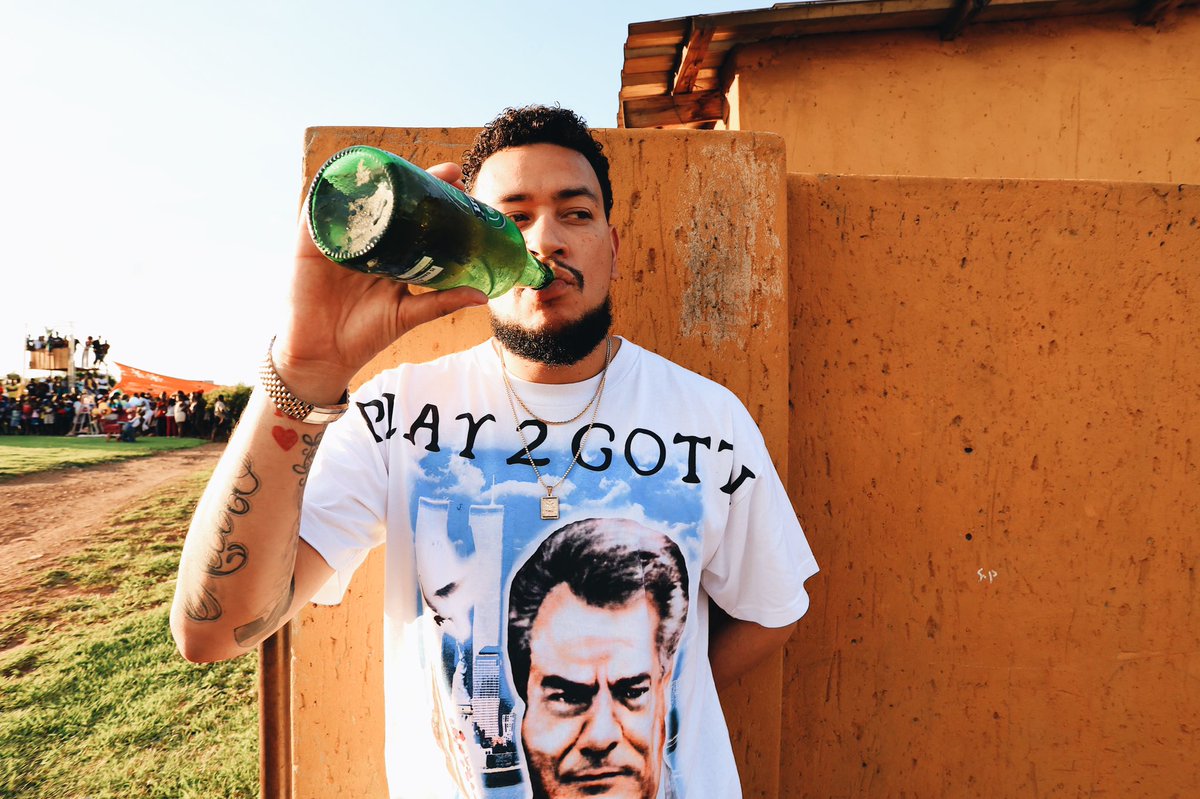 SihleDaPrince1's tweet photo. @akaworldwide Relax n drink some Hein..bafo https://t.co/GIe7psZ9j8