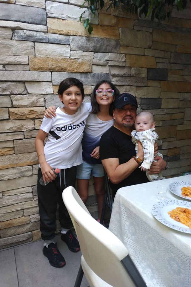 Feliz de recibir la visita de Santy, Marifer y Máximo para celebrar el día del papa.