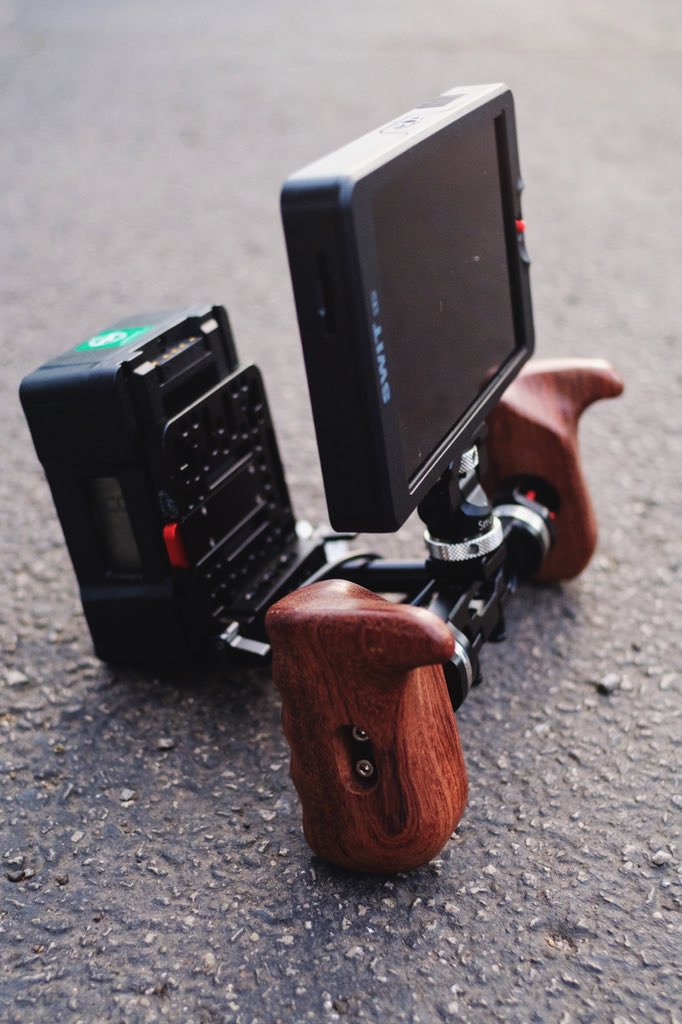 callmerigdaddy's tweet photo. I randomly put together a director/focus puller monitor with my #switmonitor , a few #smallrig parts , #camvate handles and my #antonbauer battery. Just missing a wireless transmitter and focus wheel. It’s a comfortable setup. 7inch screen is the way to go. @SWIT_America https://t.co/iFMKgEB1vz