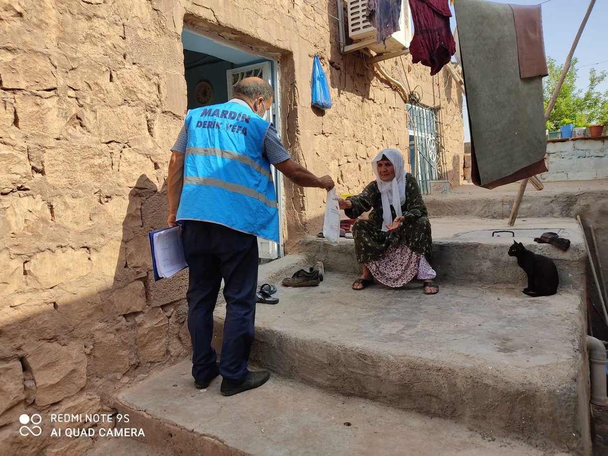 DerikMasa's tweet photo. #VSDG ekiplerimiz, Cumhurbaşkanlığımız tarafından 65 yaş ve üstü vatandaşlarımıza hediye olarak gönderilen ve içinde Cumhurbaşkanımız Sayın Recep Tayyip ERDOĞAN’ın mektubunun da bulunduğu hediye paketlerini “Değerli Yaşlılarımıza” ulaştırmaya devam ediyor. https://t.co/ZcDRmJJHYc