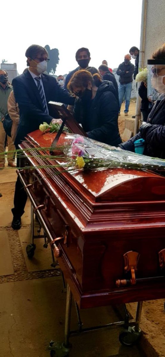 mespinozavidal's tweet photo. Hace un mes perdí a mi padre por Covid. Fue doloroso saber q lo habían echado a una bolsa desnudo, recibir el ataúd sellado, como los 7 mil chilenos(as). Mi madre solo pudo mirar ataúd, llorar y ni siquiera la pude abrazar. Aprende de mi madre Piñera, viuda y respetó el protocolo https://t.co/HrS6DTfMH4