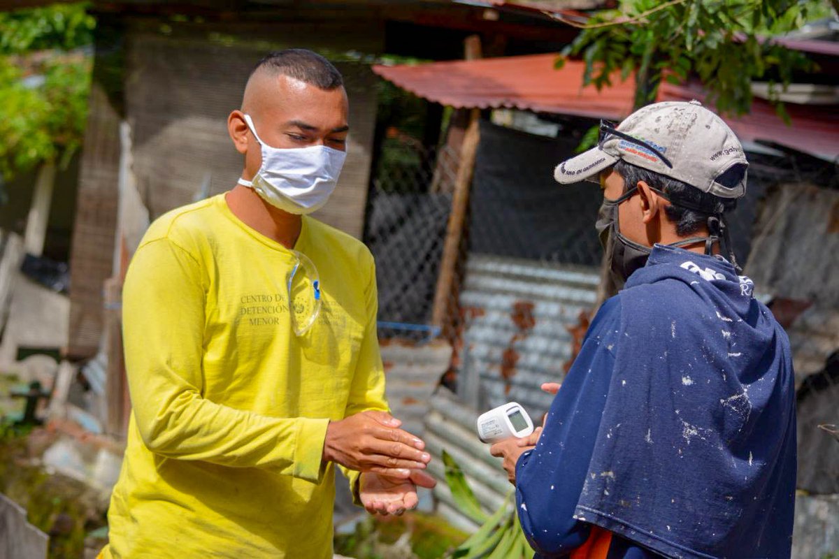 SecPrensaSV's tweet photo. #ProyectoComunidadElEspino | Antes de ingresar al área de construcción, el personal encargado tomó la temperatura a los privados de libertad como medida se prevención del #COVID19. https://t.co/H8lgnDtx0f