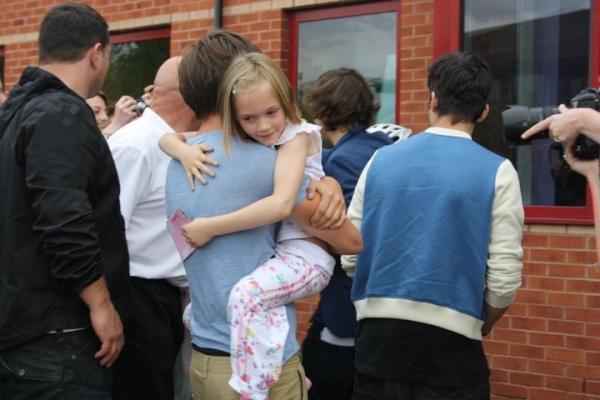 louis carrying daisy <3