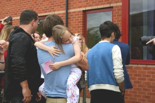 louis carrying daisy <3