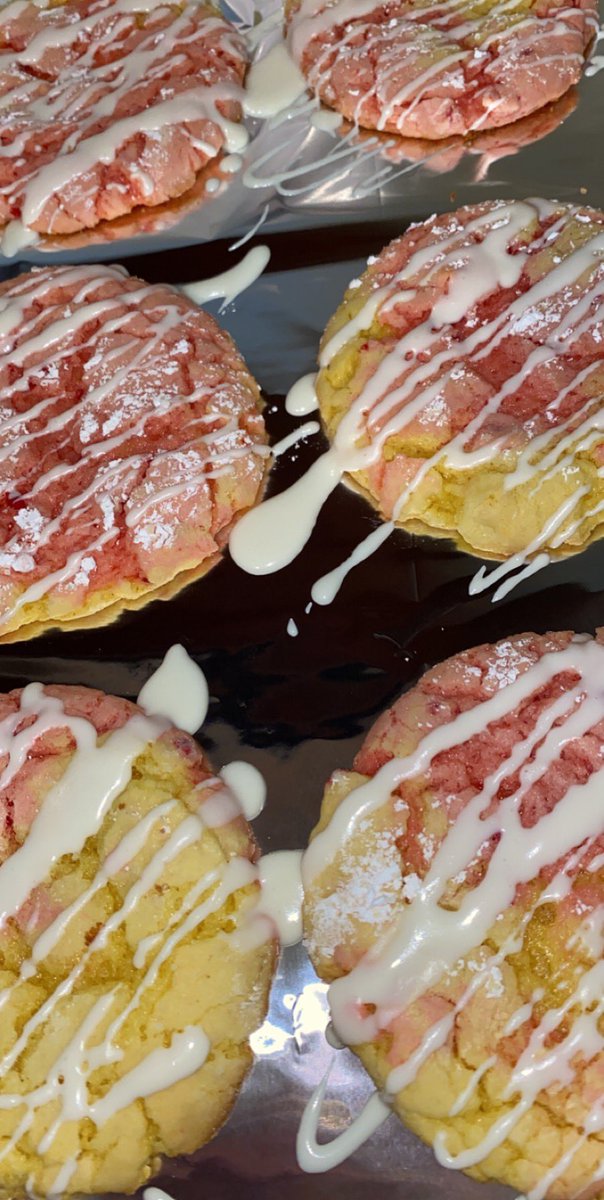 Joiaun_Marie's tweet photo. y’all asked and I delivered 💪🏾 Strawberry lemonade cookies for sale in WICHITA! Dee’s Sweet Treats 🤞🏾 https://t.co/PLfWeZH8ad