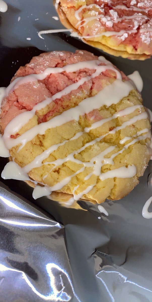 Joiaun_Marie's tweet photo. y’all asked and I delivered 💪🏾 Strawberry lemonade cookies for sale in WICHITA! Dee’s Sweet Treats 🤞🏾 https://t.co/PLfWeZH8ad