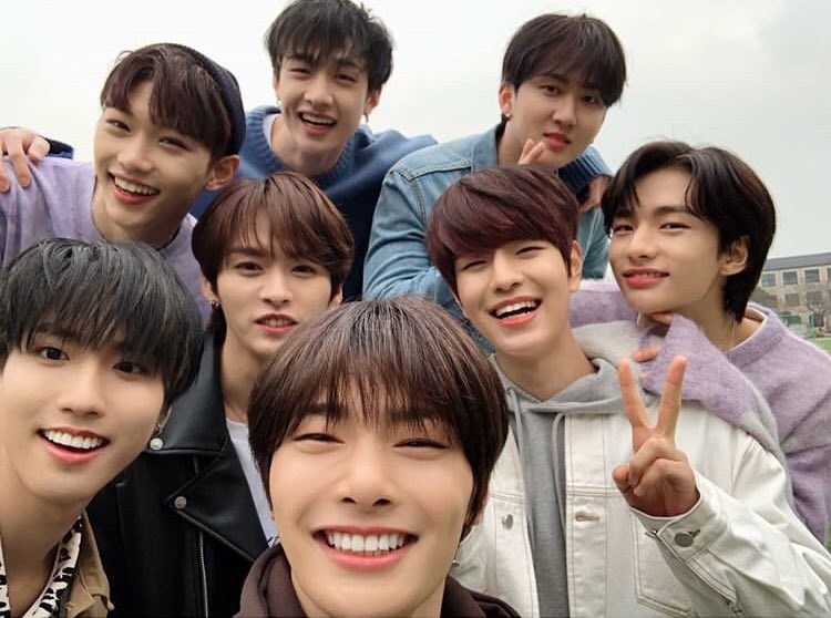 Stray ao3. Группа Stray Kids. Корейская группа Stray Kids. Группа Stray Kids 2022. Группа Stray Kids members.