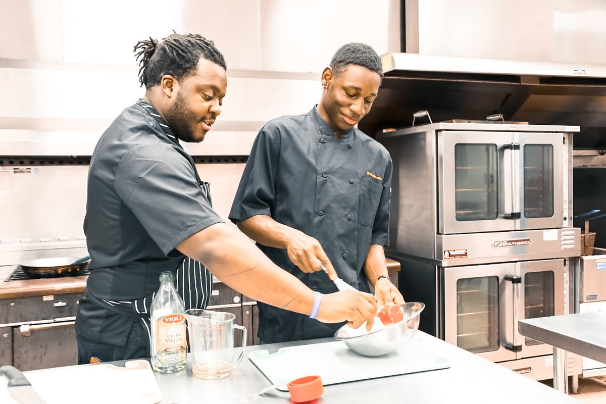 1NorthsidePgh's tweet photo. It's incredible to see residents learning and sharing their passions🍴
.
.
.
#OneNorthside #TogetherWeAreOne #Northside #Pittsburgh #Community https://t.co/whkuzrnv14