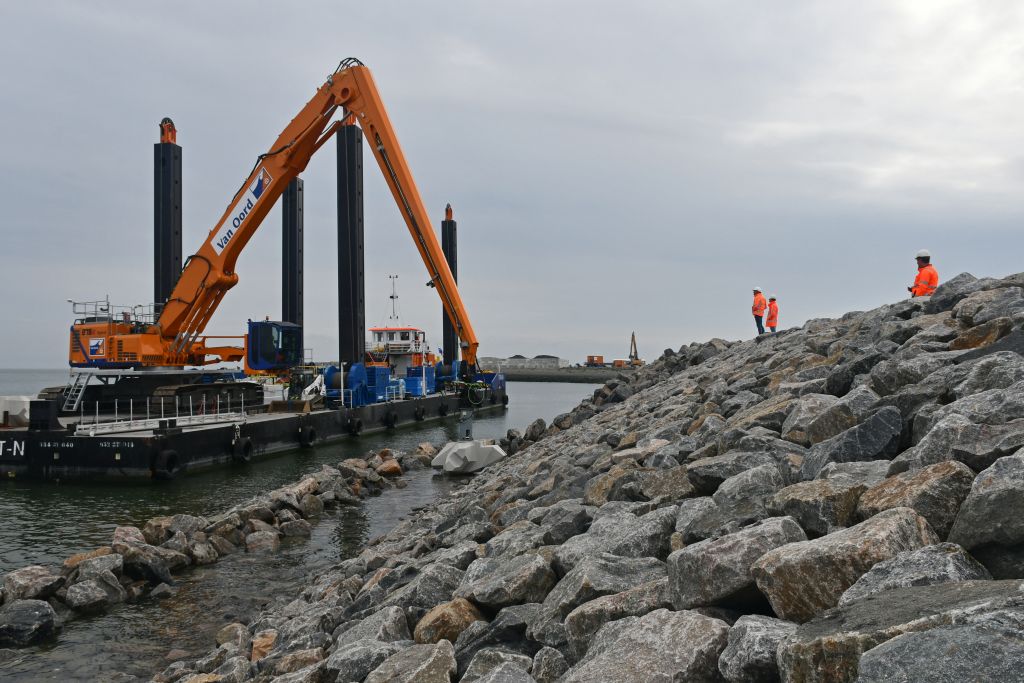 HollandWater's tweet photo. 1st armour Levvel-blocs on Afsluitdijk, another 74,999 to go! 
Placement of all 75,000 blocks is part of a reinforcement project to heighten the dam and is executed by the consortium Van Oord, @BAMGroep_NL &amp; Rebel https://t.co/O7yjgwJU8L @AfsluitdijkDNA @Rijkswaterstaat #Xbloc https://t.co/ItvjNYJSJa