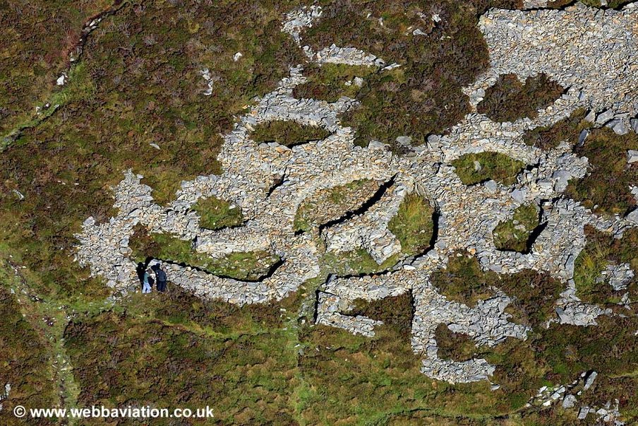 450 metres above the wild Irish Sea, on the exposed peak of Yr Eifl, clinging to the northwestern edge of the Llŷn Peninsula stands the vast, ancient ruin of Tre'r Ceiri ("Town of Giants") - one of the best-preserved hillforts in the world. THREAD 