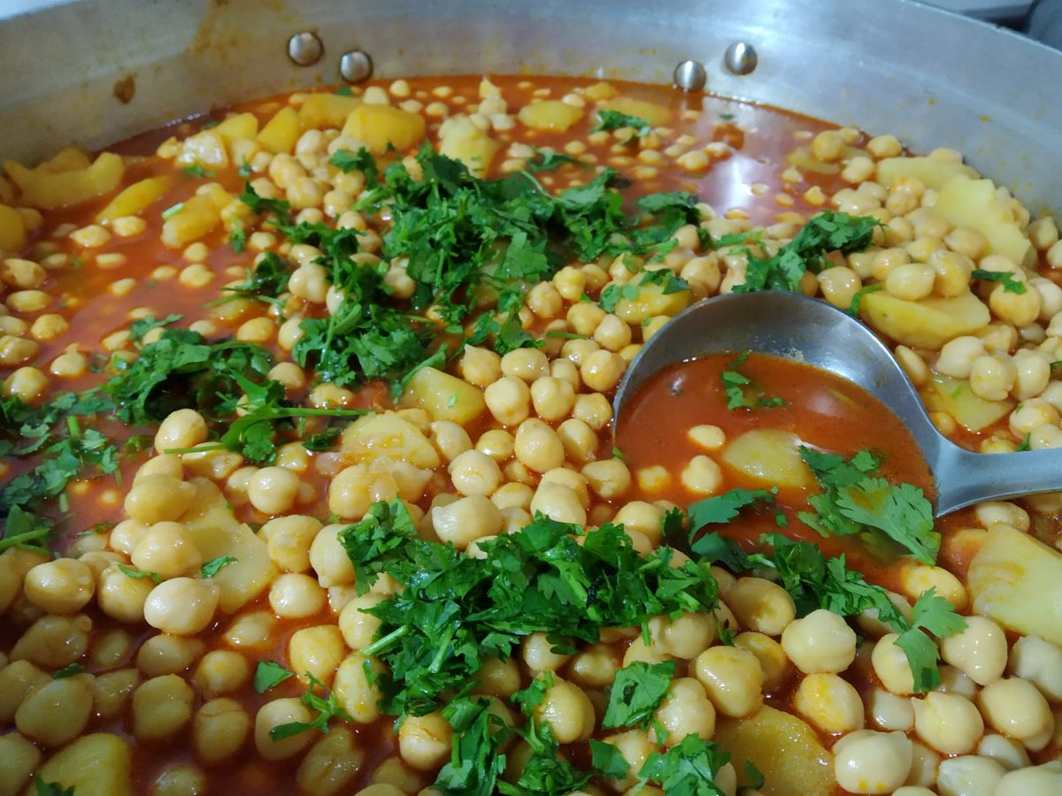 plataforlacuba's tweet photo. Desde el viernes más de 400 familias de #LaCuBa han pasado a comprar por 10 carnicerías y fruterías del barrio. Mientras, en Argumosa 24, seguimos repartiendo 150 platos para personas en situación de calle. Hoy cocinados en @asondemar_ con @plzasolidaria y la chef Pilar Bernardo. https://t.co/RhbYUP9MTW