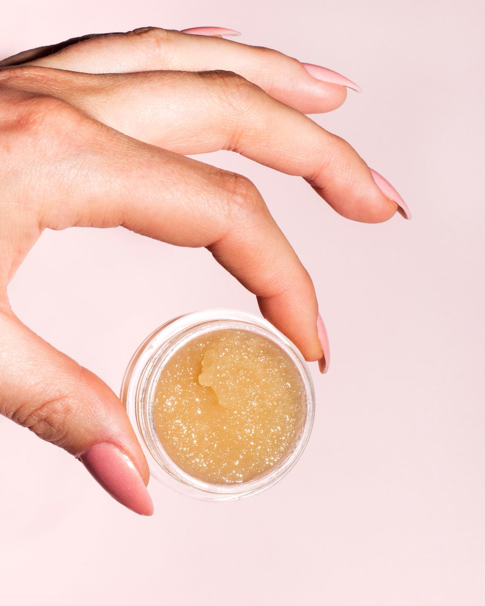 KylieJenner's tweet photo. my sugar lip scrub is back in stock NOW! https://t.co/n1uvmPB0xY https://t.co/sjO5Ha0xWZ