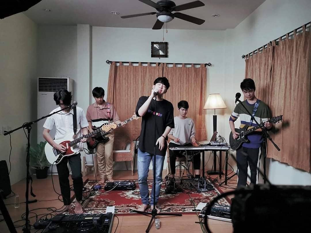 Marksvpfanclub's tweet photo. ขอขอบคุณ genie new folder 🤟🏻 
และวง @foolstepband มากๆ ครับ​ 
ที่มาทำการ [🔴LIVE]​ ที่ Grand’s Studio
.
📸 : @grandstudio_recording 
#FoolS #FoolStep
#foopstepband 
#FoolStepTears #ไม่ได้ไปต่อ https://t.co/S0VawbEcz7