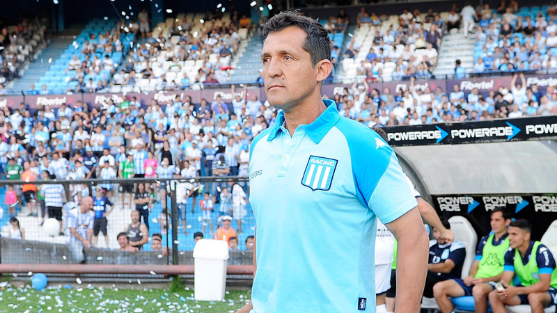 Se crío en el seno de una familia muy humilde. Trabajó de todo. Se sobrepuso a decenas de obstáculos para llegar a triunfar en Racing. Tuvo un tumor maligno y se recuperó. Solidario y con valores. Lagarto Fleita, luchador incansable, ejemplo inspirador...

humanizados.com.ar/lagarto-fleita/