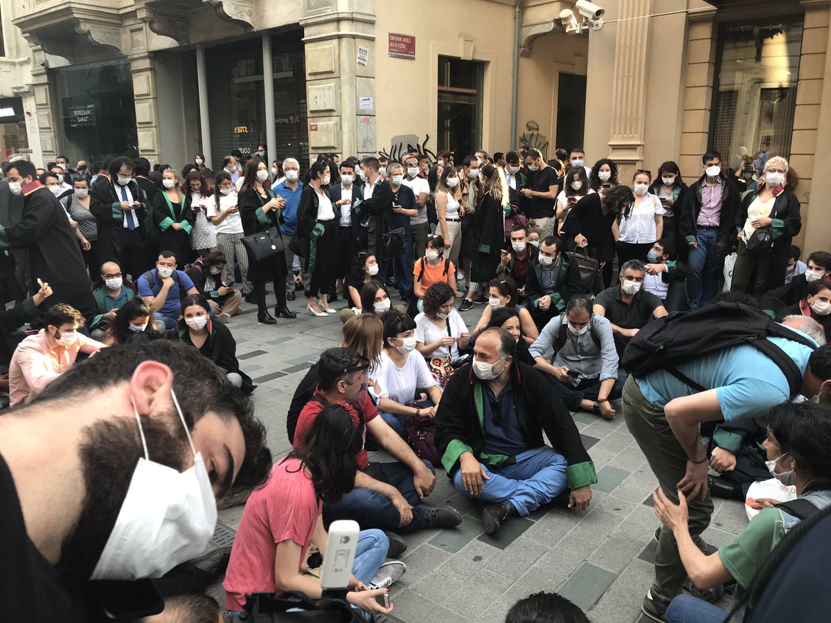 istbarosu's tweet photo. İstanbul Barosu olarak meslektaşlarımızla Baro binamızın önündeyiz. #SavunmaDurdurulamaz https://t.co/LrdBG5Snc0
