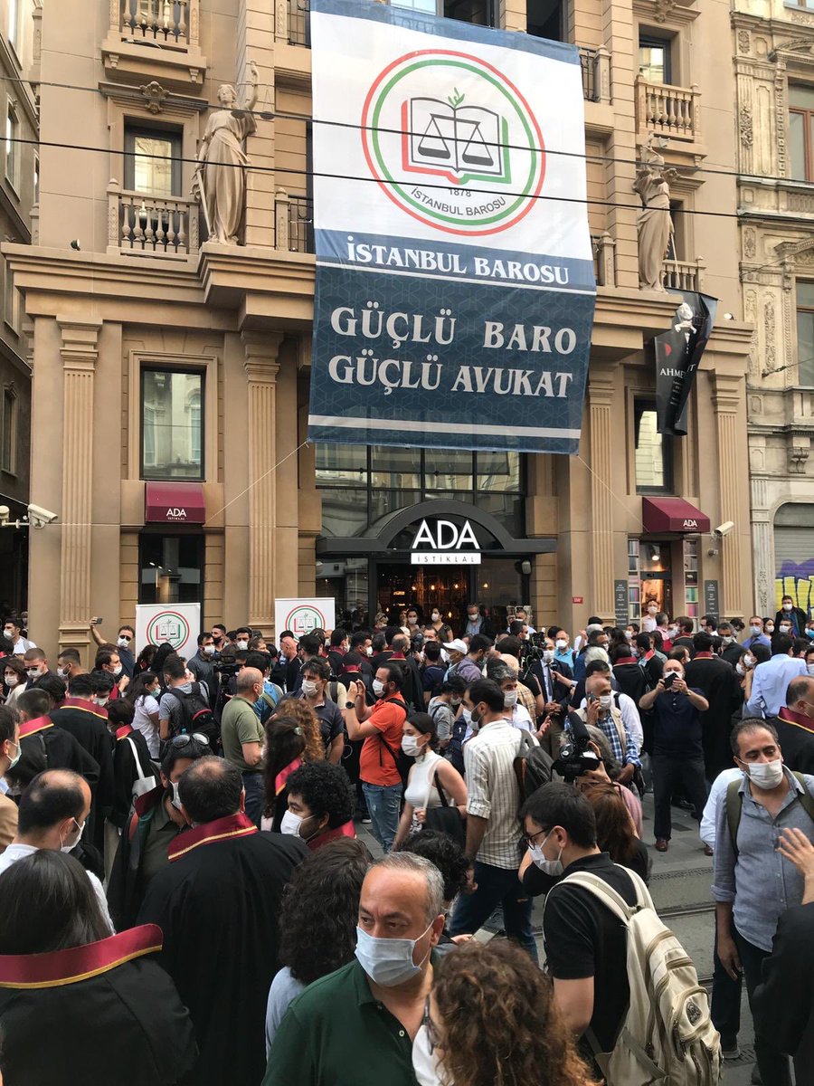 istbarosu's tweet photo. İstanbul Barosu olarak meslektaşlarımızla Baro binamızın önündeyiz. #SavunmaDurdurulamaz https://t.co/LrdBG5Snc0