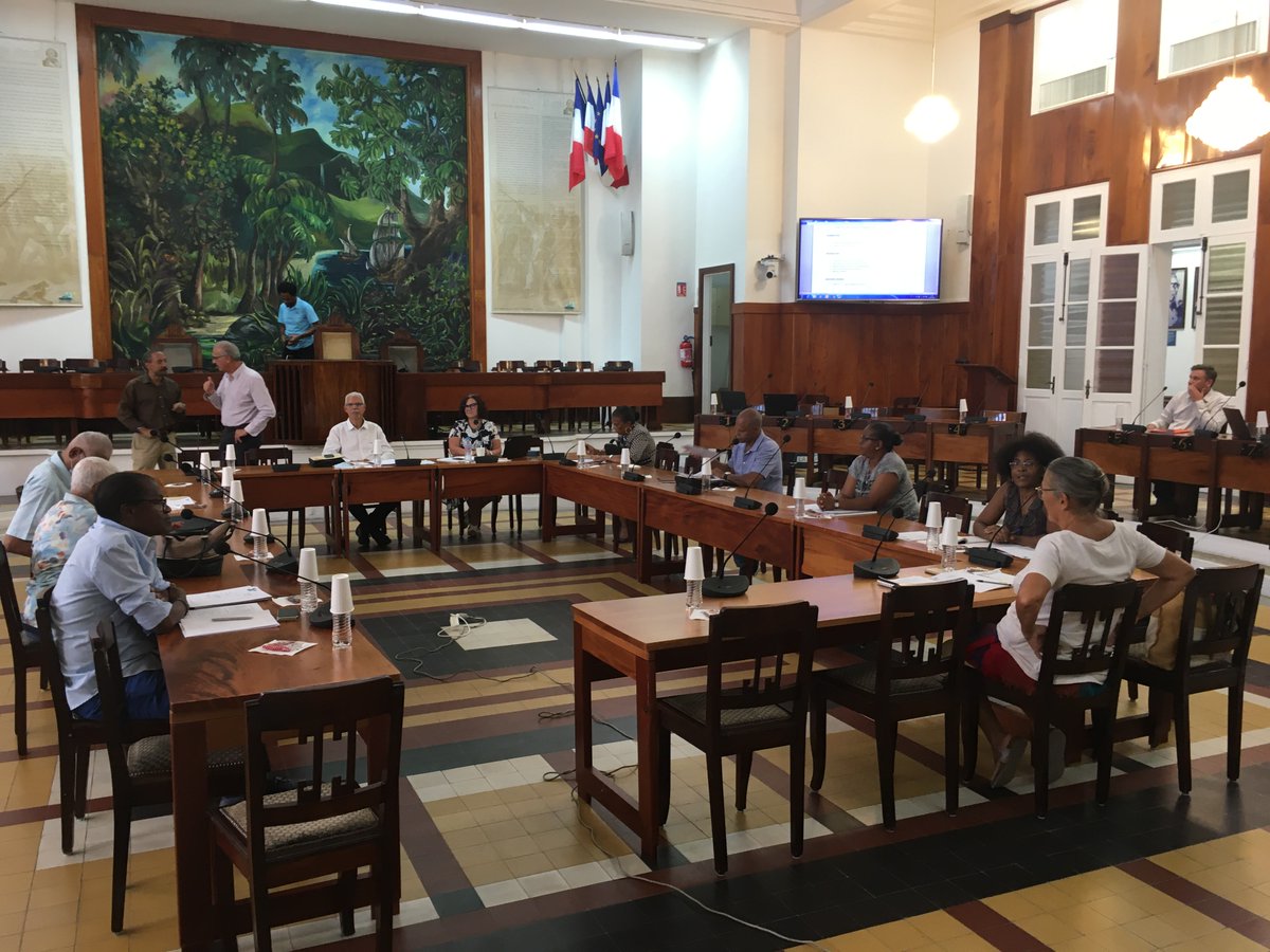 Les instances reprennent au CHBT! <a href="/ch_chbt/">CHBT</a> 🙏Merci au Conseil départemental <a href="/Departement_971/">Departement de la Guadeloupe</a>  de nous avoir mis à disposition l'hémicycle et de nous avoir ainsi permis le respect des gestes barrières !