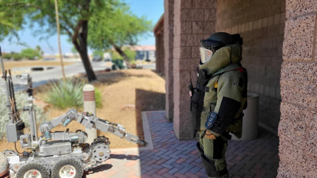 Staying #ReserveResilient! 
…

Master Sgt. Andrew Ueno, a 926th #EOD (Explosive Ordnance Disposal) technician, trains in a improvised explosive device response exercise June 6, 2020 at Nellis Air Force Base, Nevada.

#AFReserve #ReserveCitizenAirman