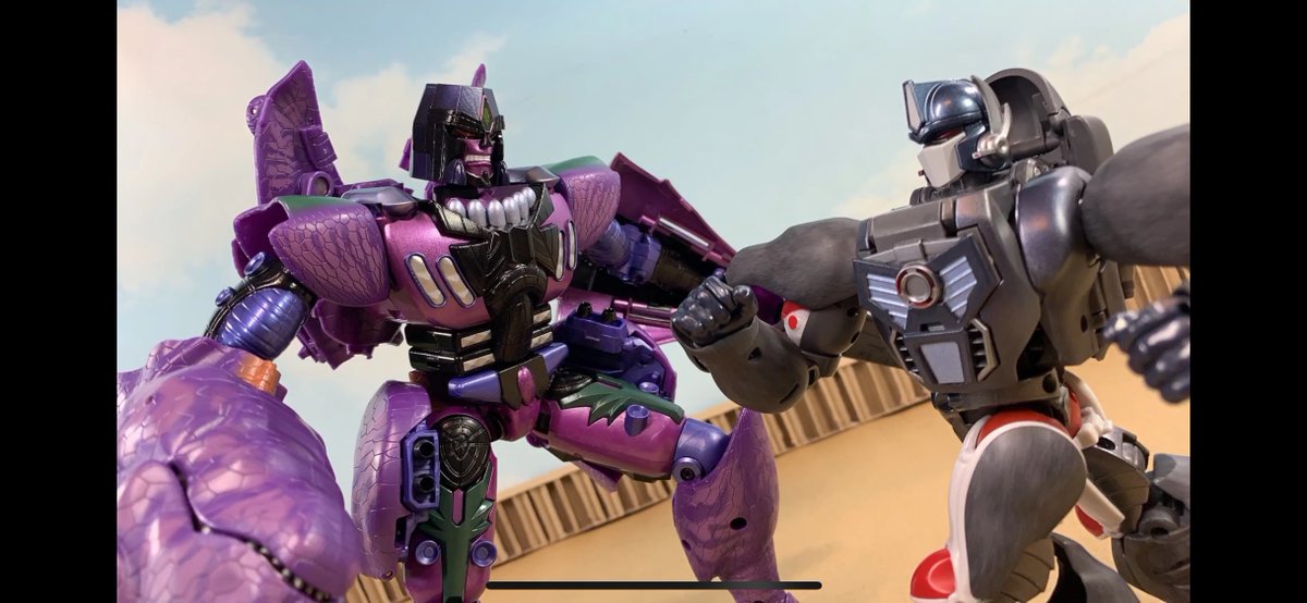 Swagwave_SM's tweet photo. Working on a passion project of sorts. Showing off the TRUE POWER of these Masterpiece Beast Wars figures in an animation! Wondering of @BigBadToyStore would love to collaborate on projects like these? 
https://t.co/wZfh4fAZsC https://t.co/rtJQvJXmH6
