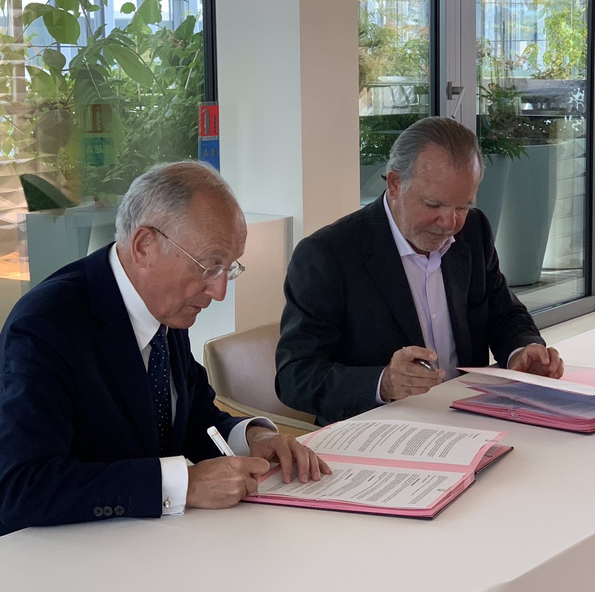 Grande fierté pour #Nexity avec #AlainDinin de signer ce partenariat avec #PhilippeWahl  <a href="/GroupeLaPoste/">La Poste Groupe</a>.
Chez Nexity, nous voulons agir pour améliorer le quotidien des gens et mettre l’utilité de nos #services à disposition du plus grand nombre d’usagers.