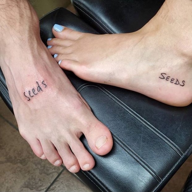 📸 Halsey se hizo un nuevo tatuaje con su amigo Alev. 
Se tatuaron "Seeds" porque cosmicamente es la mejor semana para plantar semillas.
