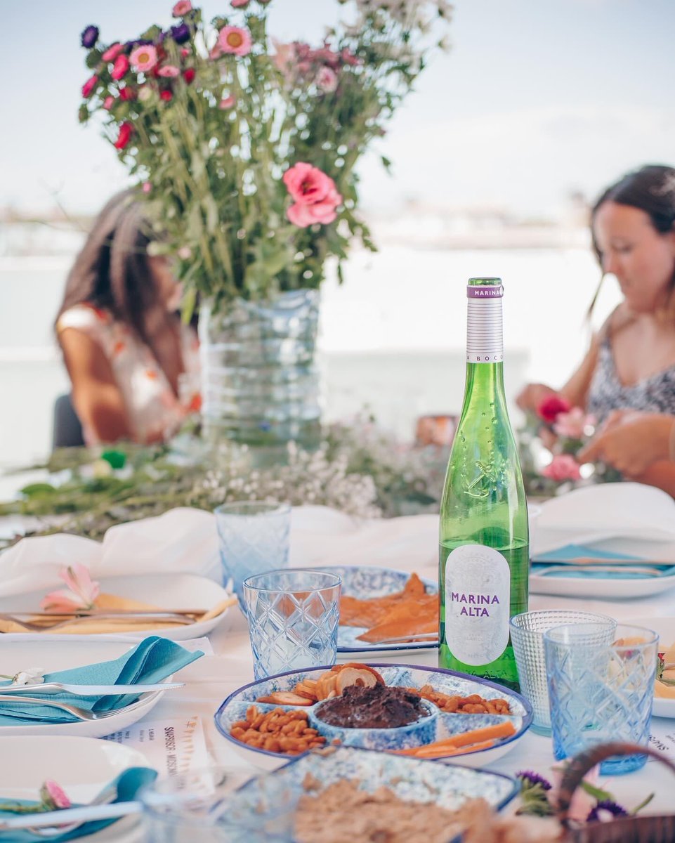 MariaFagerstrom's tweet photo. Celebrating Swedish Midsummer in Spain. Fun fact: in the northern parts of Sweden the sun never sets at this time of the year, it’s like an endless sunset. https://t.co/TiyoEABIVj