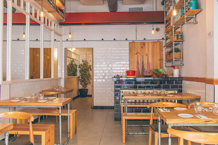 Los establecimientos <a href="/TorresyGarcia/">- TORRES Y GARCIA -</a> <a href="/BarCastizo/">Castizo</a> y <a href="/LaChungaSevilla/">LA CHUNGA</a> de Ovejas Negras Company han abierto de nuevo sus puertas. Más información y horarios en el siguiente enlace ovejasnegrascompany.com