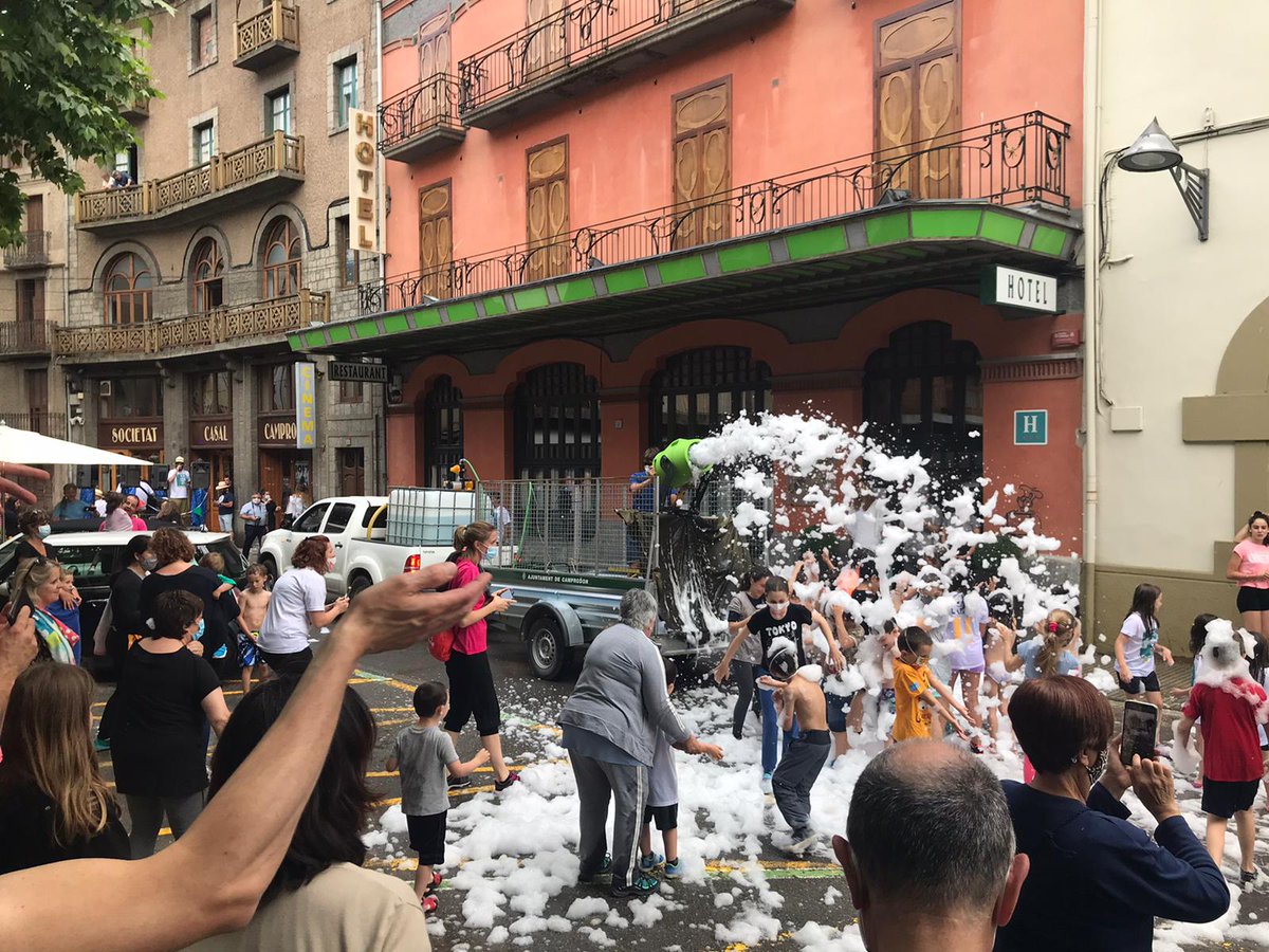 ajcamprodon's tweet photo. 🎉 I així d'animada ha sigut la cercavila de l'Amadeu i Cia, amb remullada inclosa! 🎼🎼🎼💦💦💦 https://t.co/CZMQfHYeYp