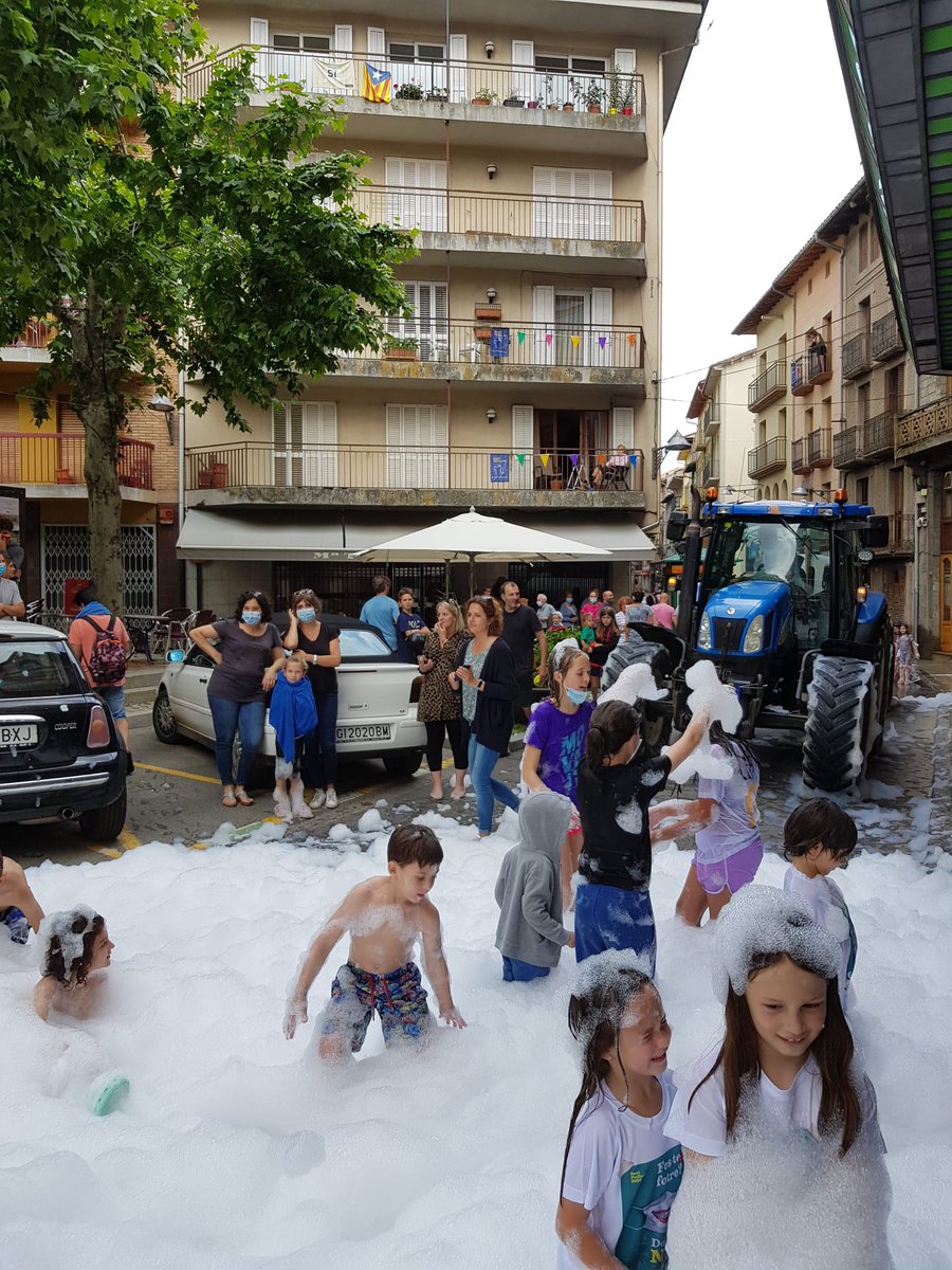ajcamprodon's tweet photo. 🎉 I així d'animada ha sigut la cercavila de l'Amadeu i Cia, amb remullada inclosa! 🎼🎼🎼💦💦💦 https://t.co/CZMQfHYeYp