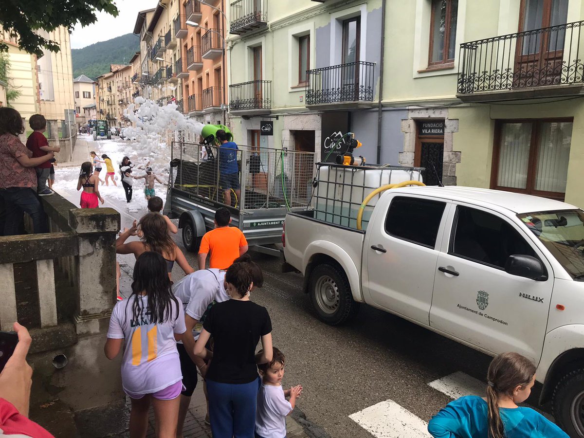 ajcamprodon's tweet photo. 🎉 I així d'animada ha sigut la cercavila de l'Amadeu i Cia, amb remullada inclosa! 🎼🎼🎼💦💦💦 https://t.co/CZMQfHYeYp