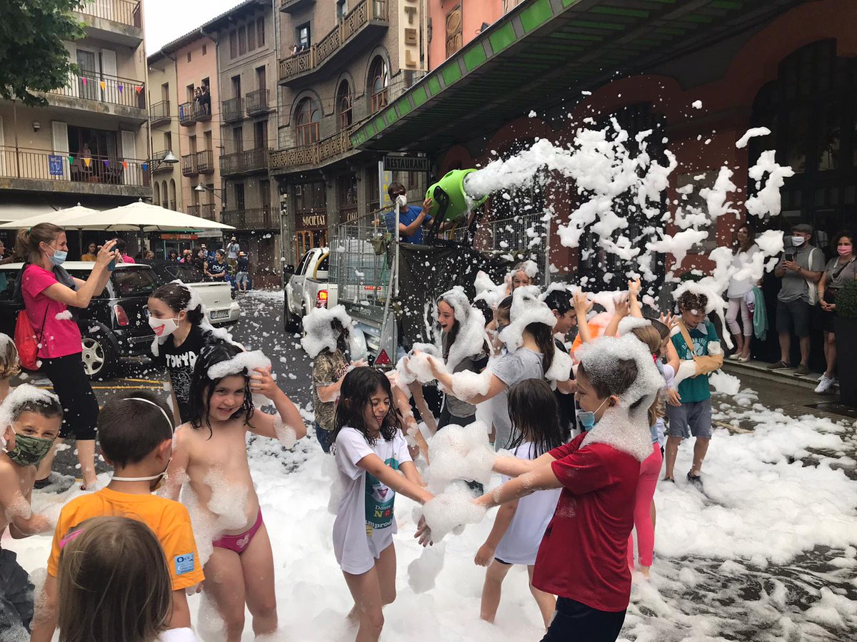 ajcamprodon's tweet photo. 🎉 I així d'animada ha sigut la cercavila de l'Amadeu i Cia, amb remullada inclosa! 🎼🎼🎼💦💦💦 https://t.co/CZMQfHYeYp