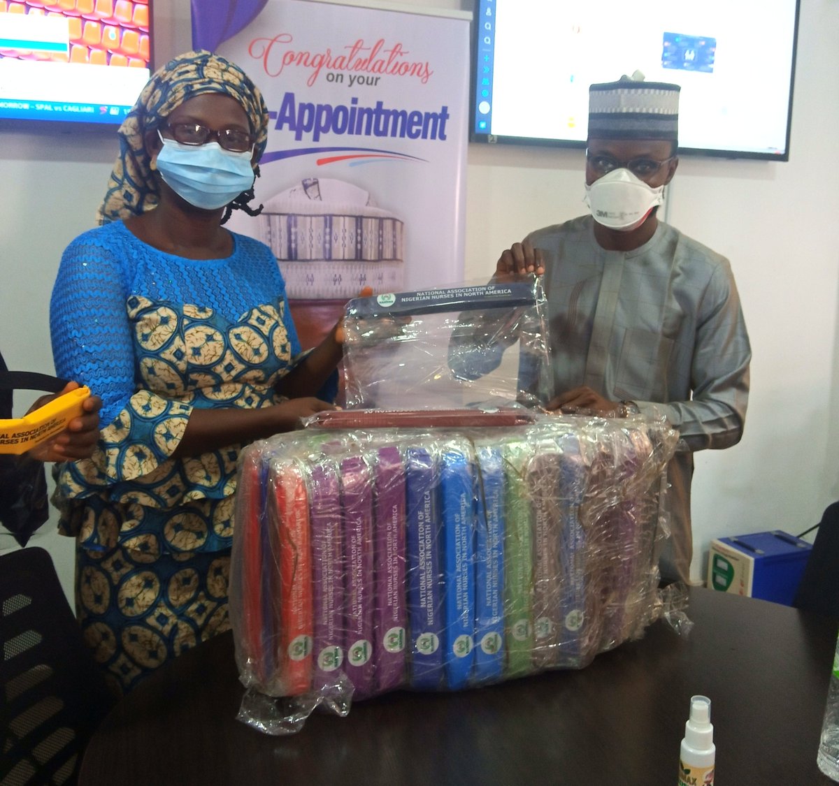 kogipheoc's tweet photo. Today, we received donation of face shields from the National Association of Nigerian Nurses in North America.
Our fight against Covid-19 in Kogi state has been very successful due to support from our government and the private sector

Dr Saka H.A
#covid-19 #coronavirus #kogi https://t.co/SLCzxw0Il7