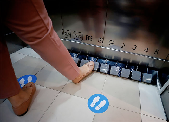 soysalvadoreno's tweet photo. En Tailandia, un centro comercial remplaza los botones del ascensor por botones-pedales para evitar contagios. https://t.co/n1bWT7m7Ko