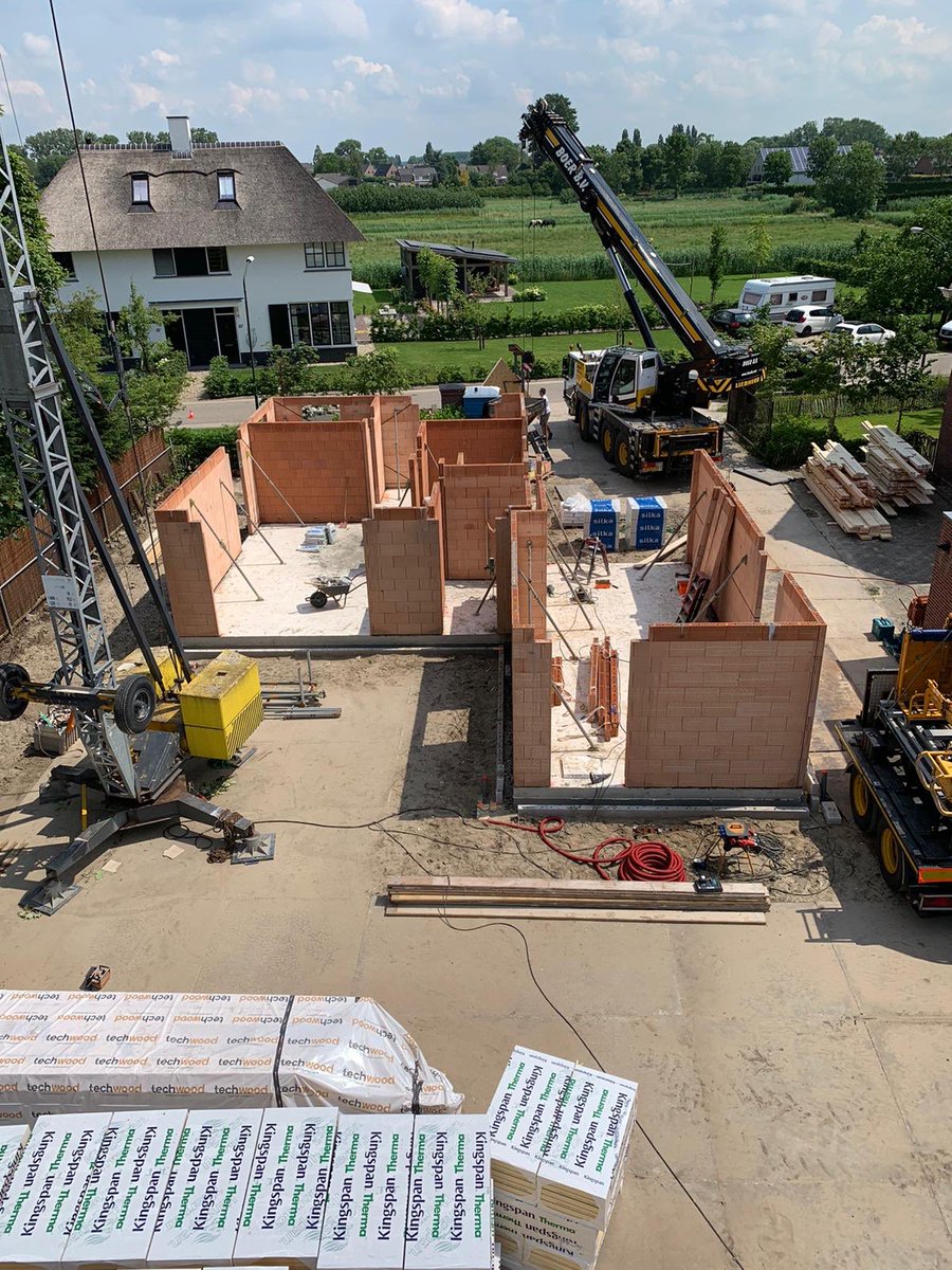 Vandaag 2 bouwen bezocht. 1e bouw waar <a href="/Raab_Karcher/">Raab_Karcher</a> de prefab vloeren levert in Geldermalsen. De 2e bouw waar diezelfde <a href="/Raab_Karcher/">Raab_Karcher</a> de prefab vloeren en de <a href="/Struxura/">Struxura</a> prefab keramische binnenmuren levert in Wijk en Aalburg. Allebei naar volle tevredenheid van de klant.