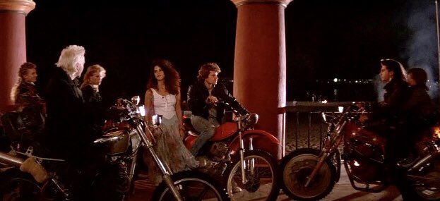 Kat_deuxj_diva's tweet image. a film that had it all #intrigue #cluelessMom #twoCoreys #FrogBrothers 🐸🐸 #LostBoys #santacarla #theLostBoys #gory #violence #murdercapitaloftheworld #movieswithimpact 🎥🎞 #JoelSchumacher