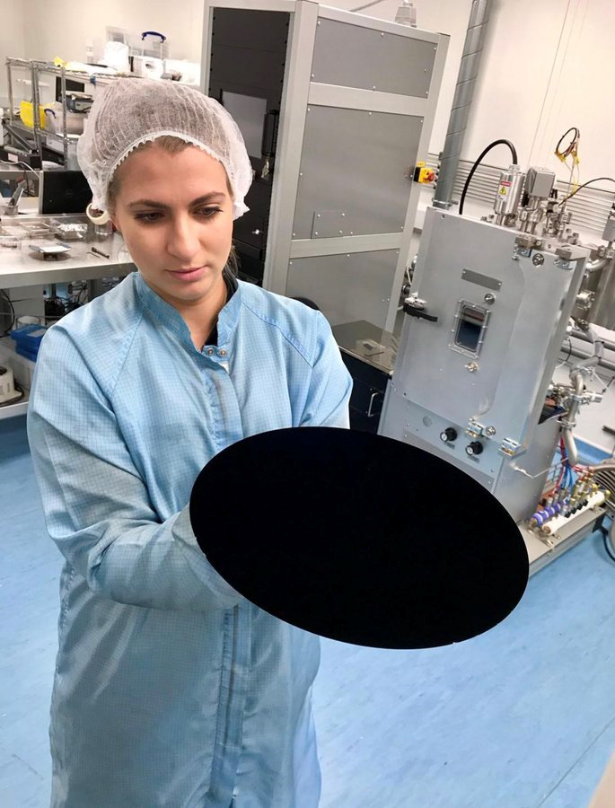 NaoCasanova's tweet photo. No es un color sólido puesto ahí con photoshop.

El VANTABLACK 2.0 (Vertically Aligned Nano Tube Arrays) es la sustancia + oscura que existe.
Es como un bosque de tubos de carbono que absorbe más de 99.965% de la luz.
Por ahora tiene aplicaciones en óptica, arte y camuflaje. https://t.co/pEGUmc8D2o
