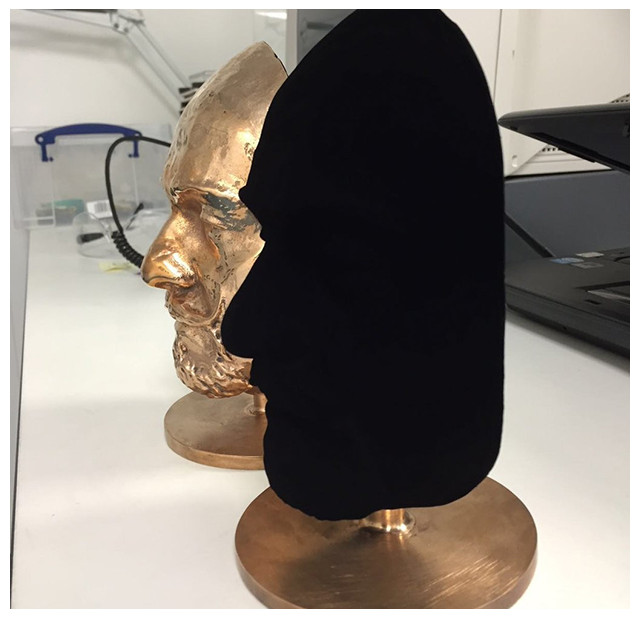 NaoCasanova's tweet photo. No es un color sólido puesto ahí con photoshop.

El VANTABLACK 2.0 (Vertically Aligned Nano Tube Arrays) es la sustancia + oscura que existe.
Es como un bosque de tubos de carbono que absorbe más de 99.965% de la luz.
Por ahora tiene aplicaciones en óptica, arte y camuflaje. https://t.co/pEGUmc8D2o