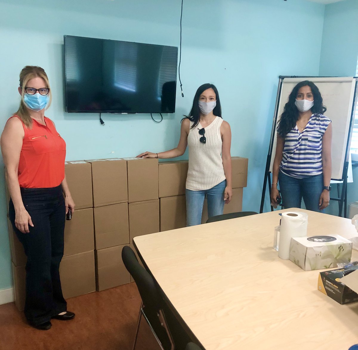 ErnestinesWS's tweet image. Thank You to Tara, Mangala &amp;amp; Samantha from @SecondCupCanada for delivering coffee and much-needed donations for the women &amp;amp; children at Ernestine's!
How wonderful to know that we can count on our community partners during times like this!
#StandUp4Women #StandUp4Ernestines