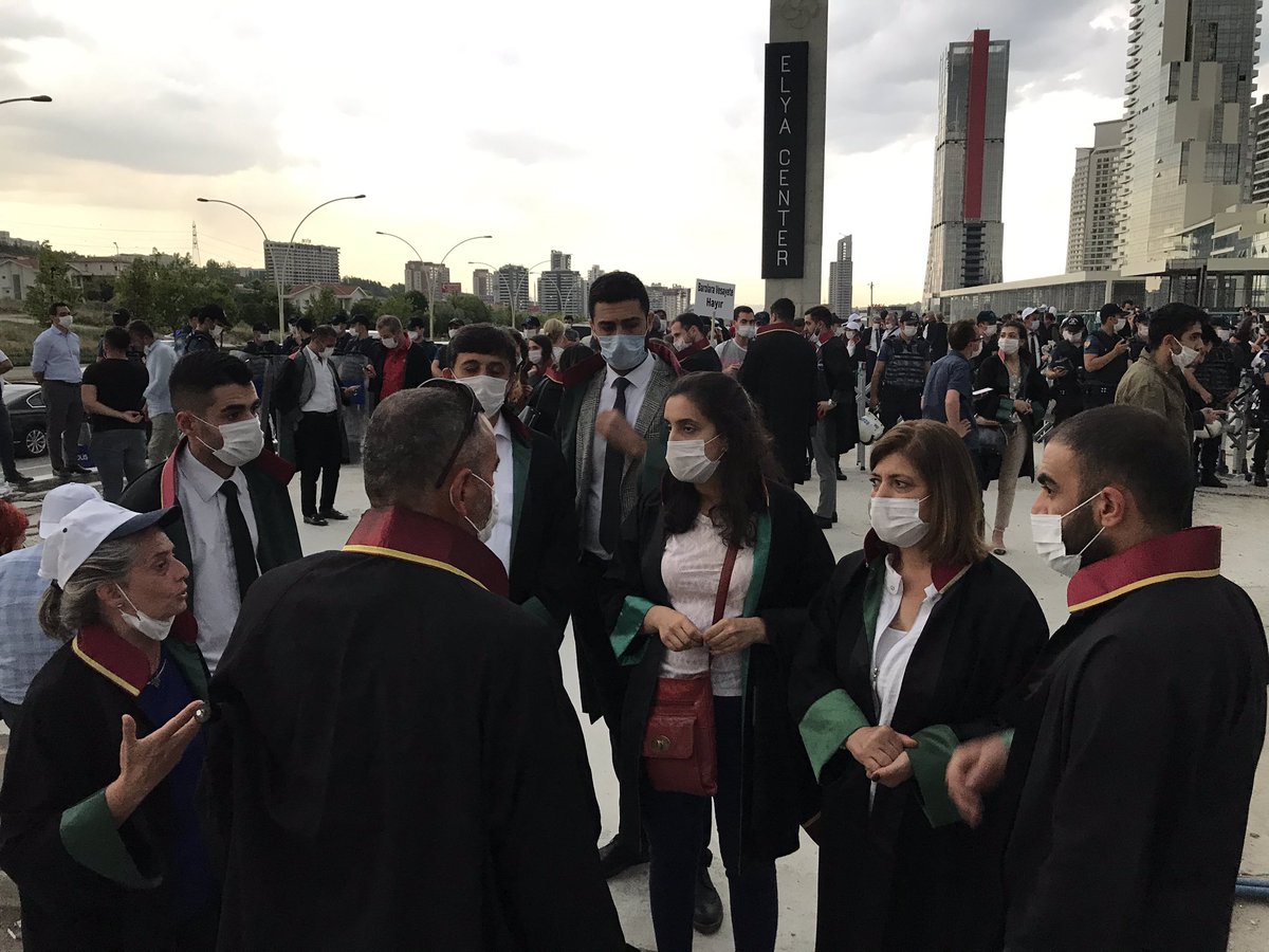 Batman vekilimiz Mehmet Rüştü Tiryaki ile birlikte Baro başkanları ve meslektaşlarımızın yanındayız.Ankara avukatlara kapalı. Ama; #SavunmaDurdurulamaz